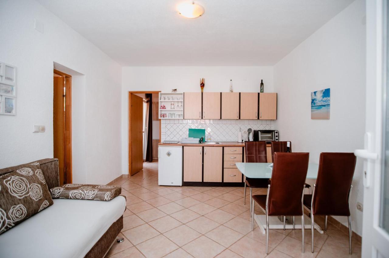 Apartmens Leona Apartment Карлобаг Екстериор снимка